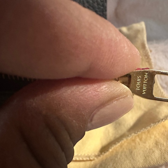 Louis Vuitton Capucines Wallet - Picture 8 of 11